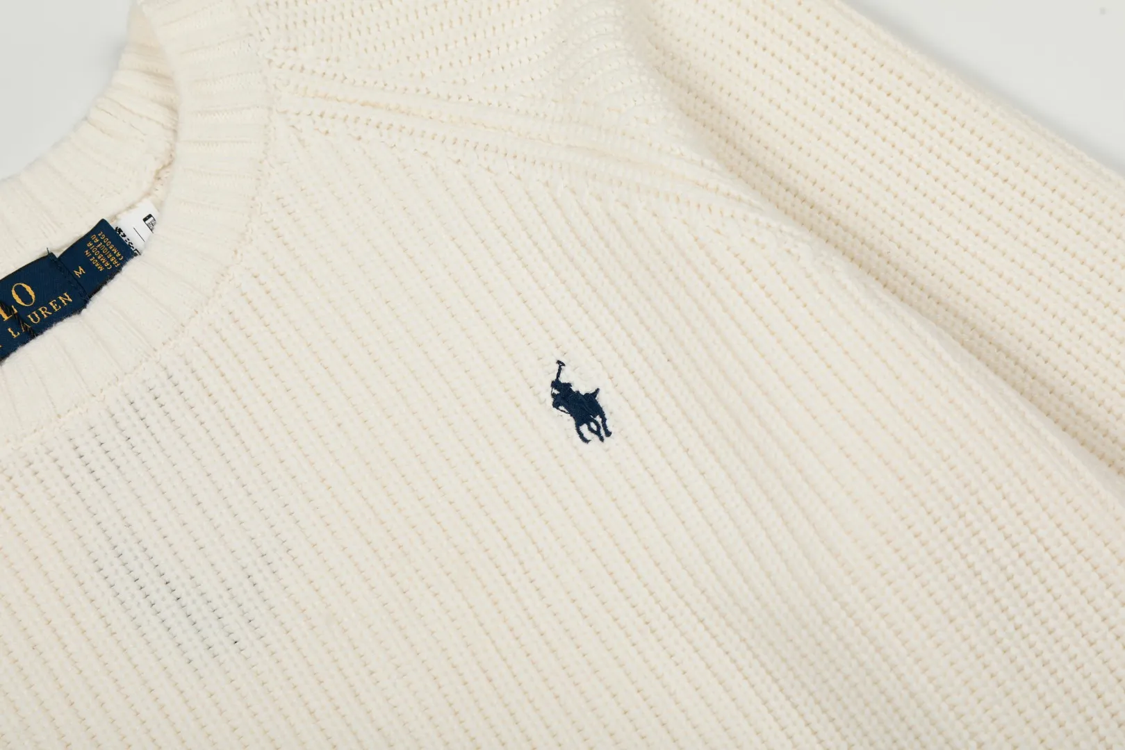 P220 Top quality" Style number: DS812# (not off the shelves all year round) [Ralph Lauren round neck piqué knitted sweater with war horse embroidery on the front and back] ✅Ralph Lauren classic basic versatile round neck pullover sweater for men and women ✅Main supply platform live broadcast Wholesale entity Replenish if out of stock Not removed from the shelves ✅ZP quality 1:1 version Scan the code to enter the GF website Counter quality ✅Detailed quality The only one in Guangzhou Imported quality cotton yarn Mainly high-end, cost-effective, good quality needless to say ✅The version is restored to the original order, the maximum size can be worn up to 200 pounds, loose, comfortable and stress-free ✅The upper body is simple and easy to match, ootd must-have style, good-looking clothes are never picky, a must-have item in the wardrobe is recommended. Size: S-XL Color: White, gray, khaki, navy blue, brown, burgundy, black with white label, black with red label